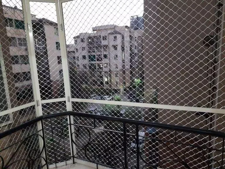 Safety grill dipasang pada balkoni apartment untuk keselamatan penghuni.