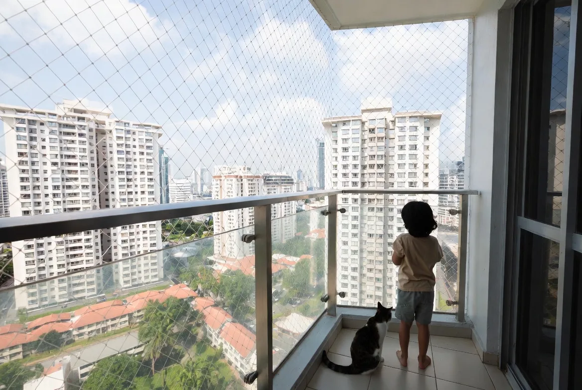 Balcony invisible grill design with stainless steel cable in Shah Alam