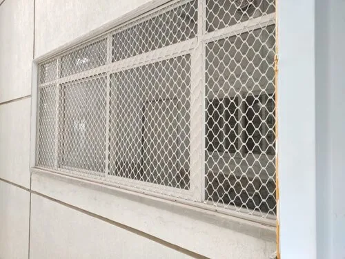 Invisible grill for windows dipasang pada tingkap rumah moden.