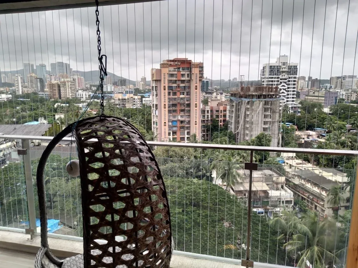 Invisible grill balcony dipasang kemas untuk kondominium di Kuala Lumpur
