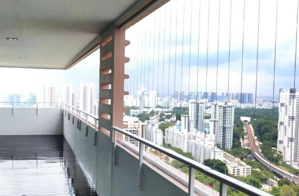 Invisible window grill dipasang pada tingkap rumah bagi keselamatan keluarga.