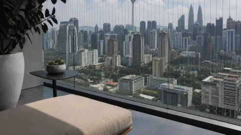 Kabel invisible grill di balkoni kondo menghadap pemandangan bandar Kuala Lumpur