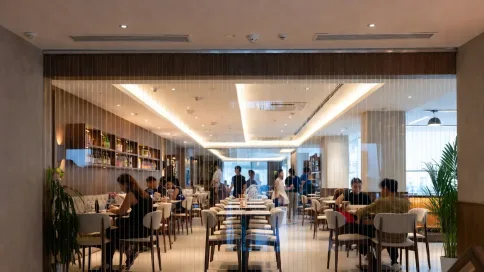 Ruang dalam restoran moden di KL dengan tingkap tinggi yang dipasang invisible grille