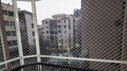 Gril wire mesh menutup balkoni apartmen, pilihan yang dibandingkan dengan invisible grille