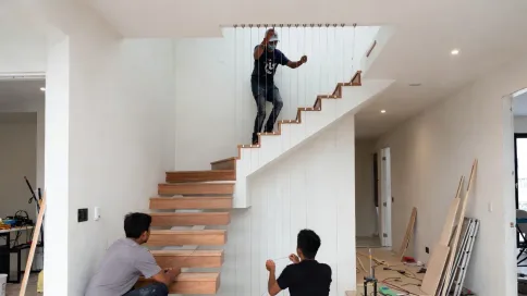 Kabel invisible grill tangga dipasang di sepanjang ruang tangga terbuka rumah