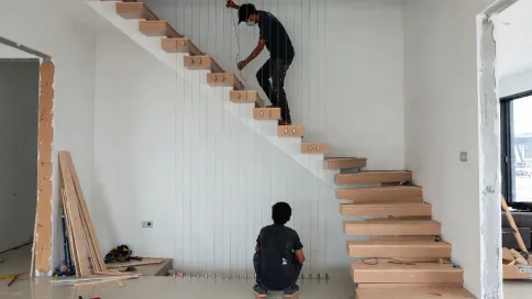 Pemasang memasang kabel invisible grill di tangga rumah di Kuala Lumpur