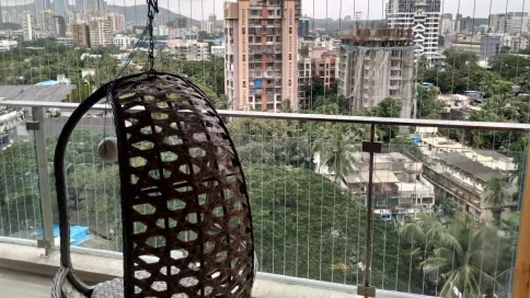 Kerusi gantung di balkoni yang dipagar kabel invisible grill, bukan gril tradisional