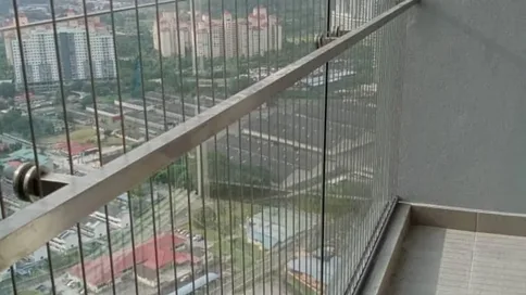 Kabel invisible grill dengan jarak rapat dan sekata di sepanjang pagar balkoni bangunan tinggi