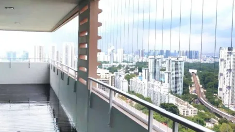 Invisible grille di balkoni kondominium dengan pemandangan bandar yang jelas