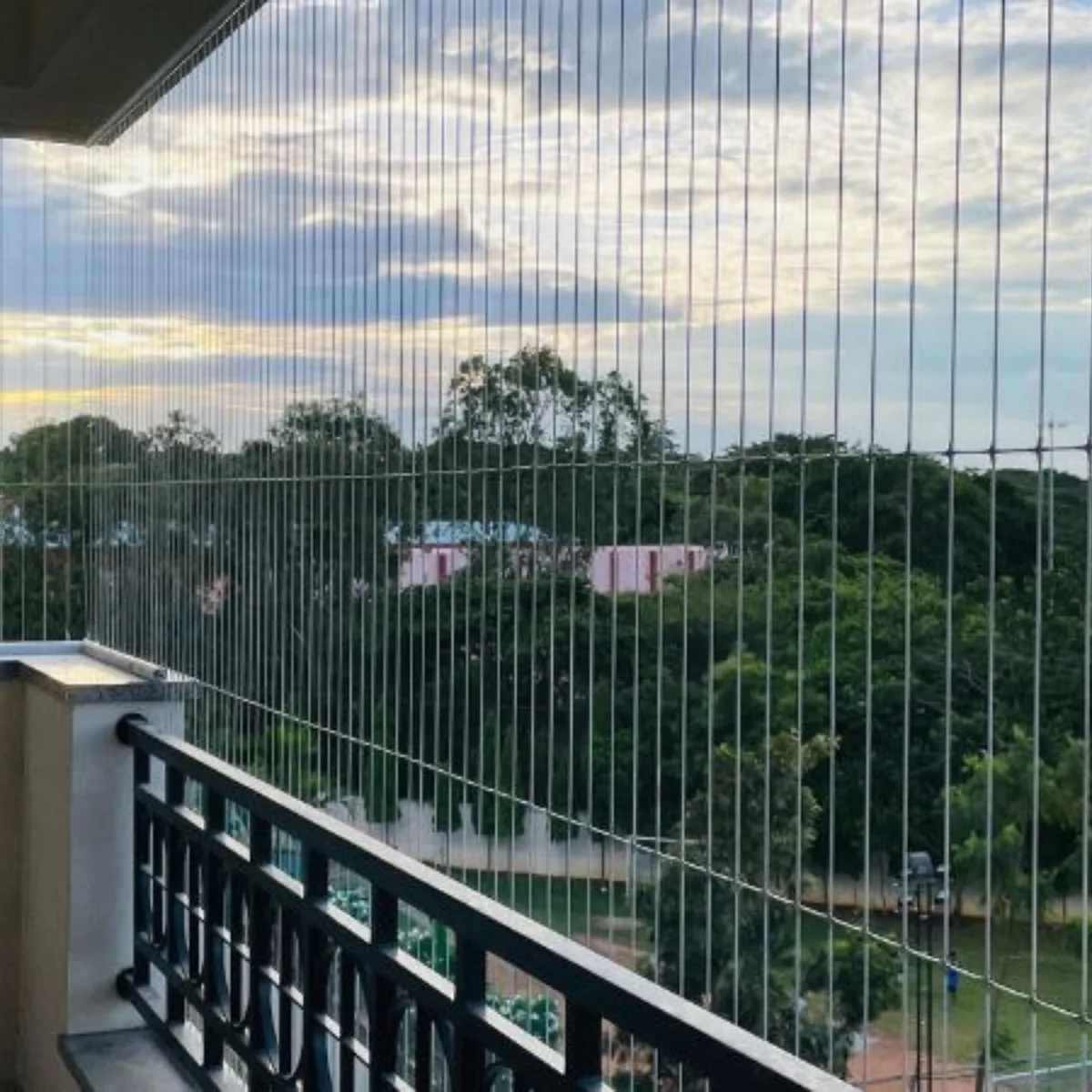 Invisible grill for balcony dengan susunan kabel mendatar dan bracket dinding kukuh.
